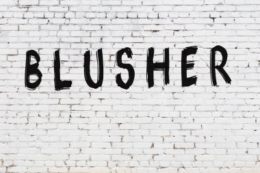 Üzerinde siyah boya kızartıcısı olan beyaz duvar.