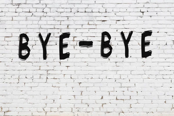 Iscrizione bye-bye dipinta su muro di mattoni bianchi — Foto Stock