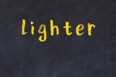 Üzerinde çakmak yazan tebeşir masası.