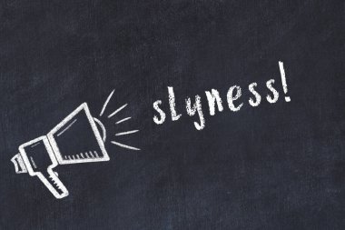 Tebeşir hoparlörü ve kara karatahtadaki yazıtlar.