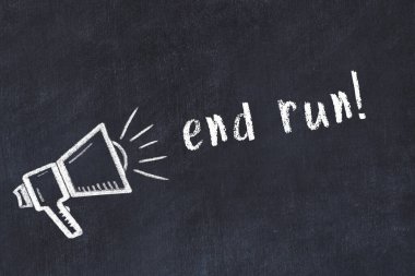 Tebeşir hoparlörü ve yazı tahtası üzerinde çalışıyor