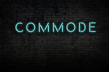 Neon işareti. Kelime tuvaleti tuğla duvara karşı. Gece görünümü