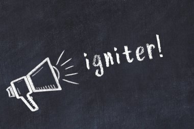 Siyah karatahtaya tebeşir hoparlörü ve yazıt ateşleyicisi.