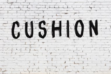 Üzerinde siyah boya yazan beyaz bir duvar.