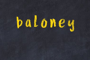 Üzerinde yazı tahtasının olduğu siyah karatahta.