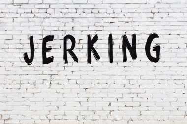 Üzerinde siyah boya yazan beyaz duvar.