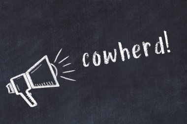 Tebeşir hoparlörü ve yazı tahtası üzerinde.