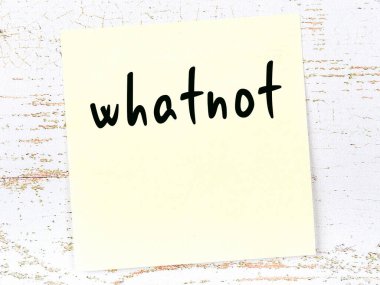 Üzerinde kelime zımbırtısı olan sarı kağıt. Hatırlatma konsepti