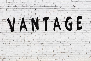 Üzerinde siyah boya olan beyaz duvar.