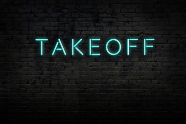 Neon işareti. Kelime tuğla duvara karşı havalanır. Gece görünümü