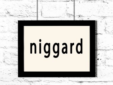 Beyaz tuğla duvarda asılı siyah çerçeve.