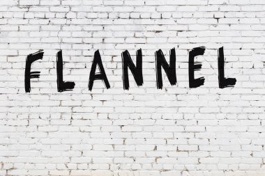 Üzerinde siyah boya desenli fanila olan beyaz duvar.