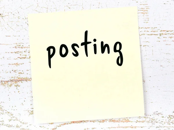 Žlutá lepicí poznámka na dřevěné stěně s ručně psaným slovem posting — Stock fotografie