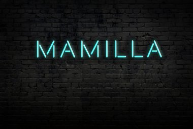 Neon işareti. Masalla 'ya karşı tuğla duvar. Gece görünümü