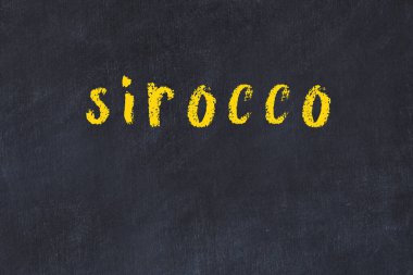 Üzerinde siroko yazan tebeşir masası.