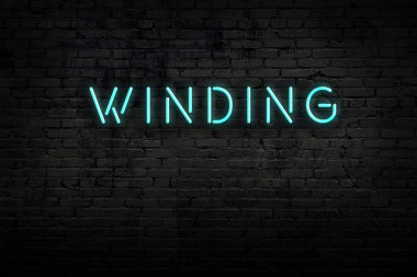 Tuğla duvarda, üzerinde yazı olan neon ışıklarının gece görüşü.