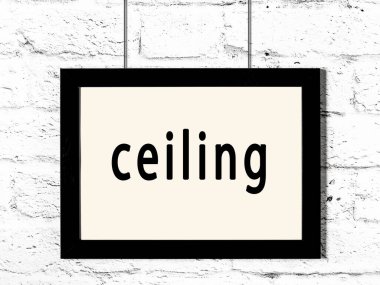 Beyaz tuğla duvarda asılı siyah çerçeve ve yazı tavanı