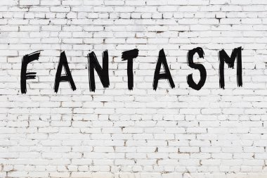 Üzerinde siyah boya fantazisi olan beyaz duvar.