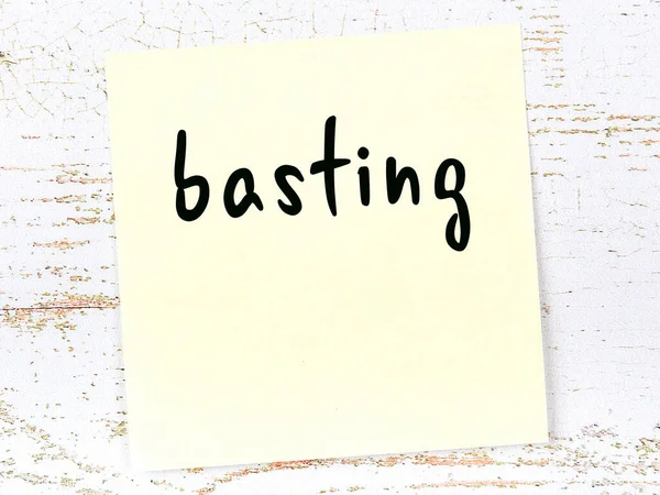 Gele vel papier met woord basting. Herinnering — Stockfoto