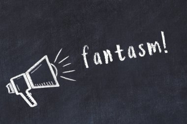 Kara karatahtaya tebeşir hoparlörü ve yazı fantazisi