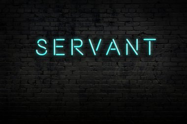 Neon işareti. Tuğla duvara karşı hizmetkar sözü. Gece görünümü