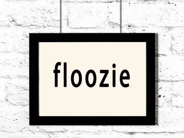 Beyaz tuğla duvarda asılı siyah çerçeve.