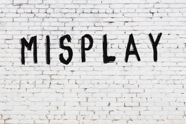 Beyaz tuğla duvara kazınmış yazı hatası