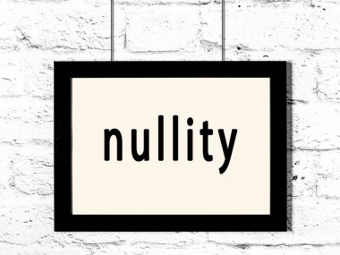 Beyaz tuğla duvarda asılı duran siyah çerçeve yazıt geçersizliği ile