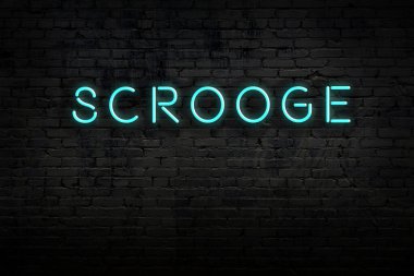 Duvardaki yazıtlı neon levhanın gece manzarası.