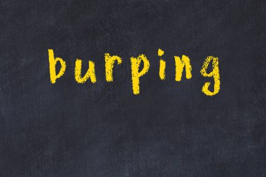 Üzerinde geğirme yazan tebeşir masası.