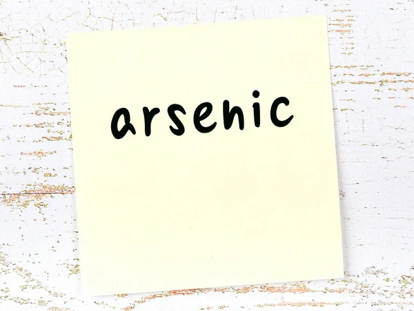 Foglio giallo di carta con arsenico di parole. Concetto promemoria — Foto Stock