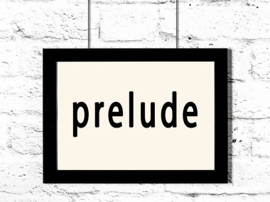 Beyaz tuğla duvara asılmış siyah çerçeve.