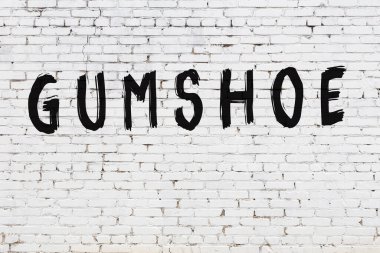 Üzerinde siyah boya resmi olan beyaz bir duvar.