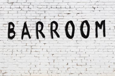 Üzerinde siyah boya yazan beyaz duvar.