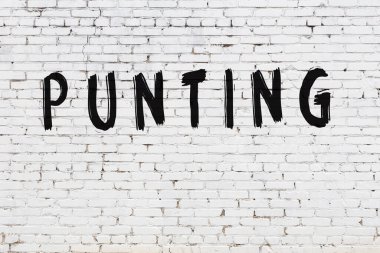 Beyaz tuğla duvara kazınmış yazı.