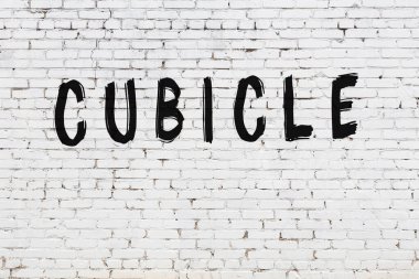 Üzerinde siyah boya kabini olan beyaz duvar.