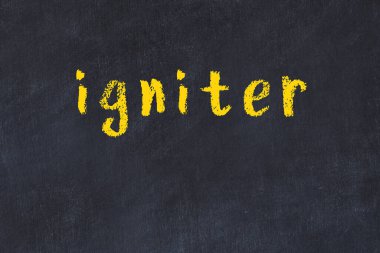 Kolej tebeşir masasında üzerinde ateşleyici yazılıydı.