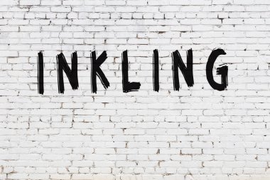 Üzerinde siyah boya olan beyaz bir duvar.