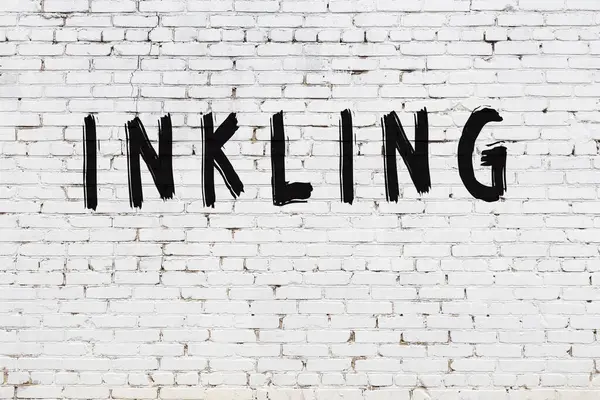 Üzerinde siyah boya olan beyaz bir duvar.