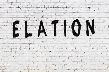 Beyaz tuğla duvara yazı yazma sevinci