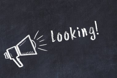 Hoparlör ve yazı aramanın tebeşir çizimi