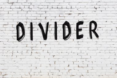 Üzerinde siyah boya ayracı olan beyaz duvar.