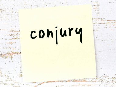 Tahta duvarda el yazısıyla yazılmış sihirli bir not var.