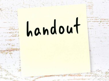 Tahta duvarda el yazısıyla yazılmış bir not var.