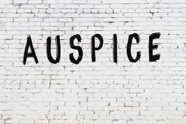 Beyaz tuğla duvara yazıtlar çizilmiş.