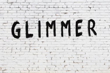 Üzerinde siyah boya işareti olan beyaz duvar.