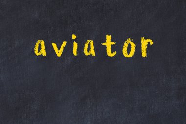 Havacı sözcüğünün yazılı olduğu tebeşir masası.