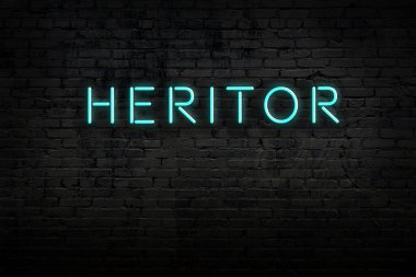 Neon işareti. Kelime mirasçısı tuğladan duvara karşı. Gece görünümü