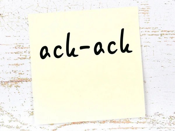 黄色的纸，上面写着"ack -ack" 。提醒概念 — 图库照片