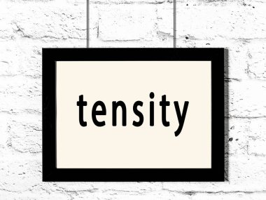 Beyaz tuğla duvarda asılı siyah çerçeve ve yazı yoğunluğu